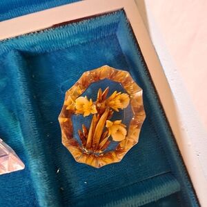 VINTAGE 1950S LUCITE BROOCH